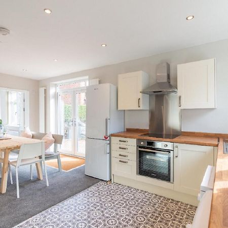 Beautiful 6 Bedroom Holiday Home, Manchester วิเทนชอว์ ภายนอก รูปภาพ