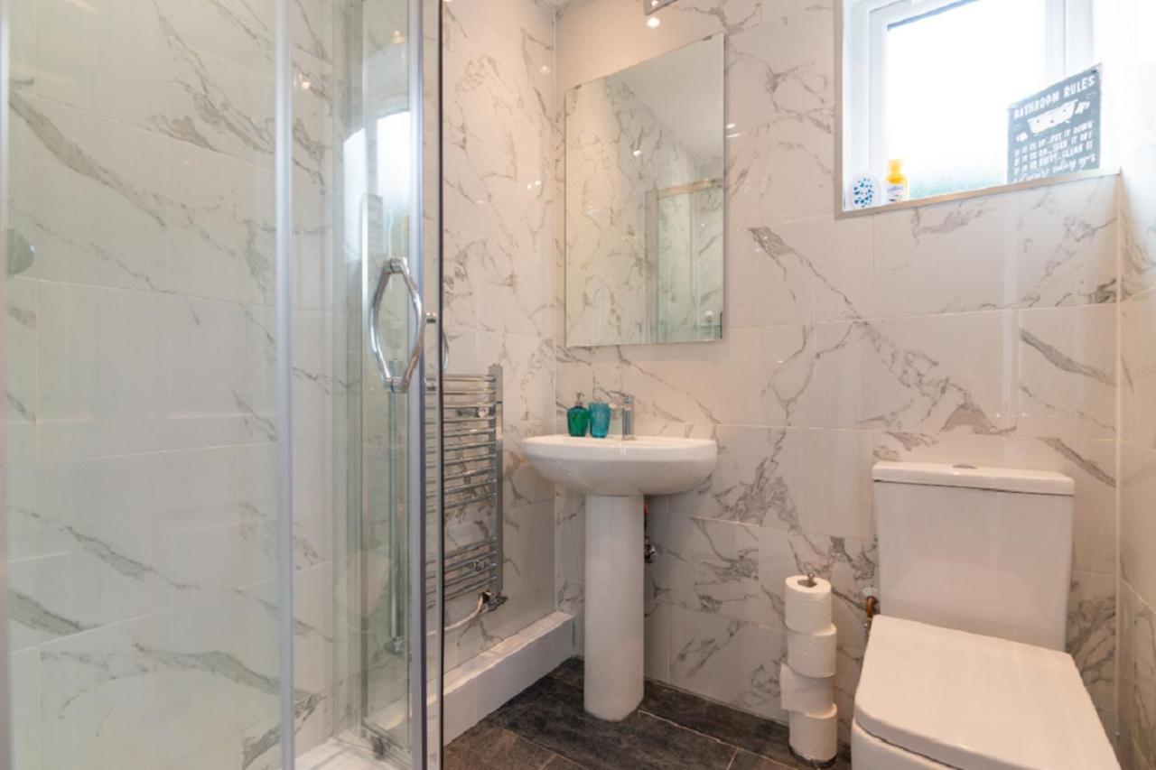 Beautiful 6 Bedroom Holiday Home, Manchester วิเทนชอว์ ภายนอก รูปภาพ