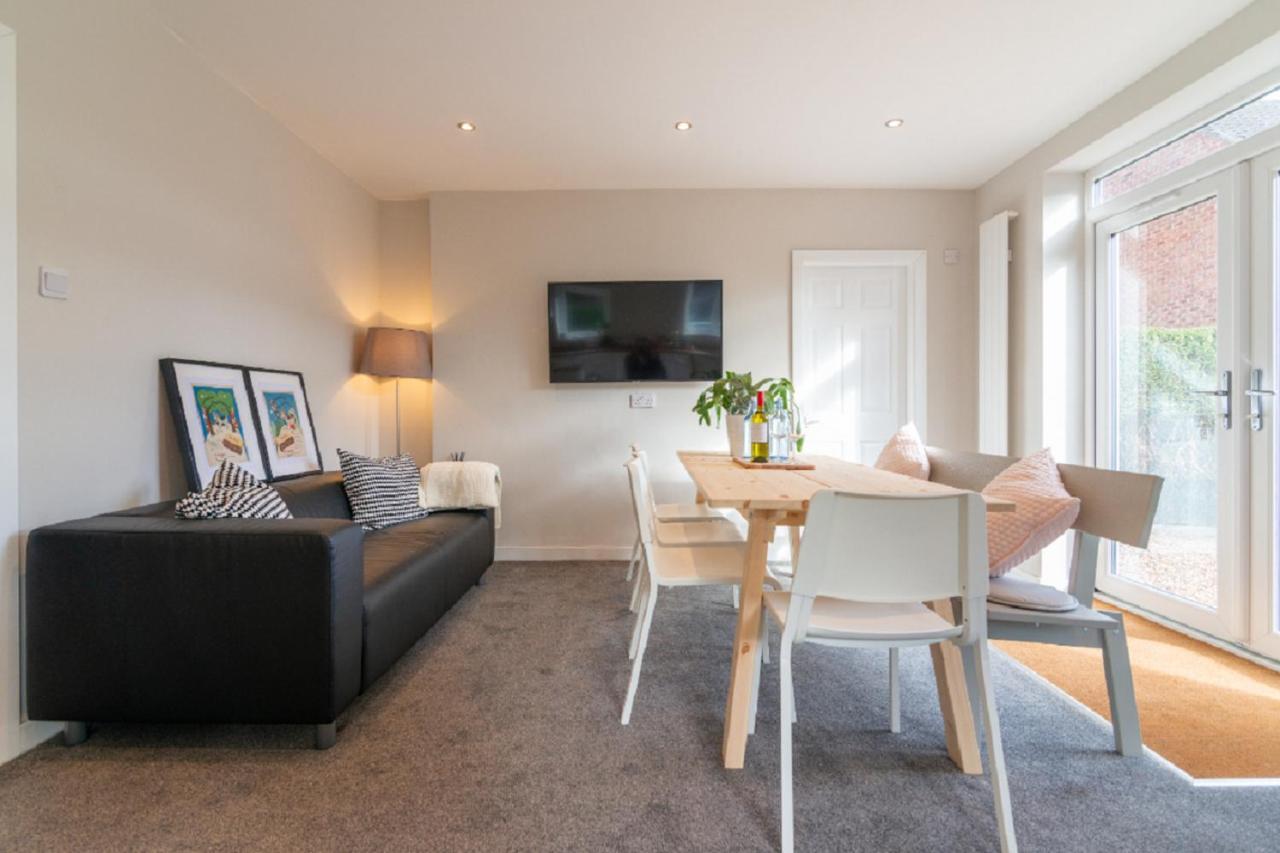 Beautiful 6 Bedroom Holiday Home, Manchester วิเทนชอว์ ภายนอก รูปภาพ
