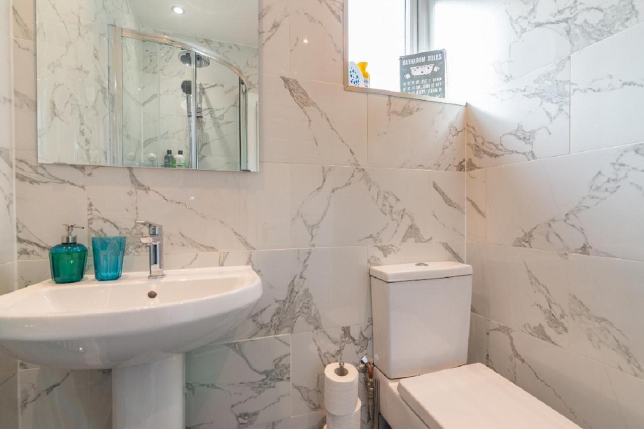 Beautiful 6 Bedroom Holiday Home, Manchester วิเทนชอว์ ภายนอก รูปภาพ